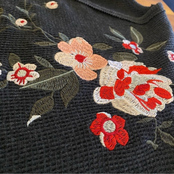 Woman Within plus size 1X (22/24) thermal oversized floral embroidered top - Picture 7 of 9